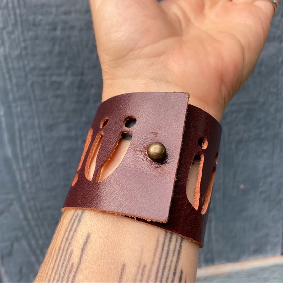 Burgundy leather cuff bracelet with cut outs - Picture 3 of 8